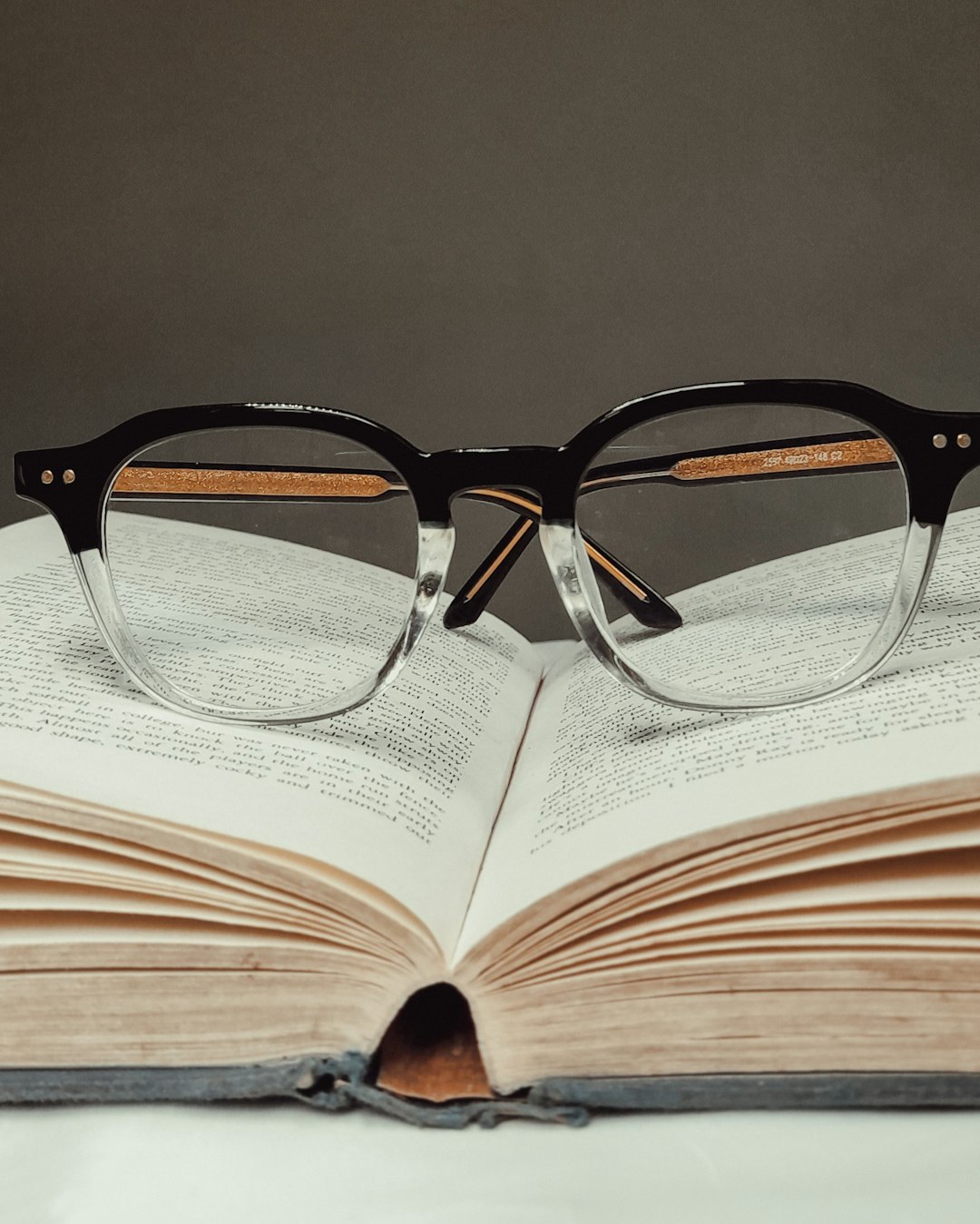 Black Framed Eyeglasses On Book Page 5ryvgeckz44